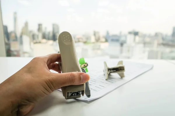 Empresária uso grampeador puxar grampo de folha de papel — Fotografia de Stock