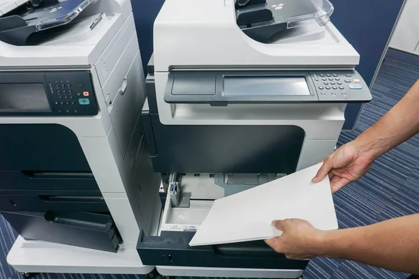 Biznesmen umieścić arkusz papieru do zasobnika drukarki — Zdjęcie stockowe