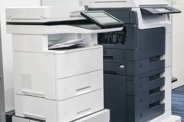 Закрыть два офисных принтера — стоковое фото