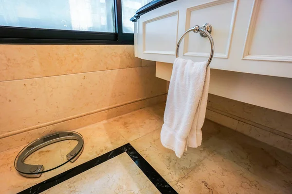 Κλείστε λευκή πετσέτα στον κυκλικό σιδηρόδρομο στο νιπτήρα στο μπάνιο — Φωτογραφία Αρχείου