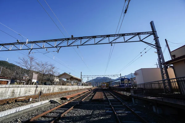 Tren istasyonunda demiryolu yakın