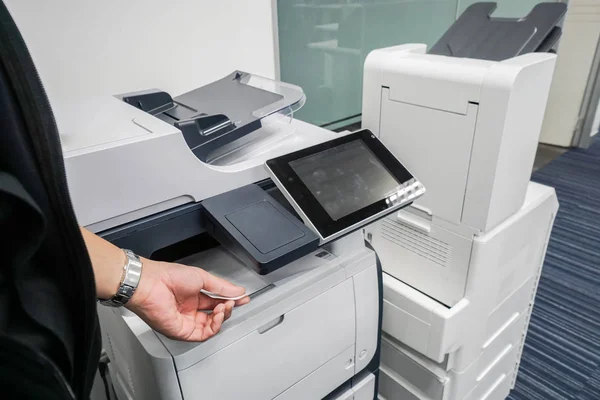 Üzletember tesz nyomtatott dokumentumok az irodai nyomtató — Stock Fotó