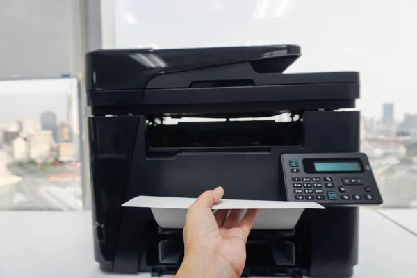 Femme d'affaires apporter des documents imprimés de l'imprimante de bureau avec la main gauche — Photo