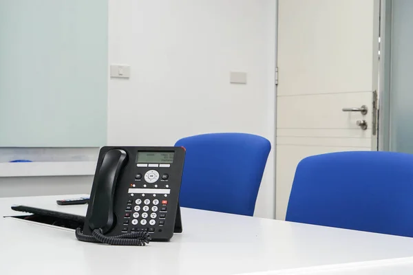 Nahaufnahme ip phone in modernen Sitzungssaal für Besprechungen — Stockfoto