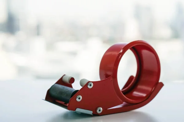 Cerrar dispensador de cinta adhesiva roja — Foto de Stock