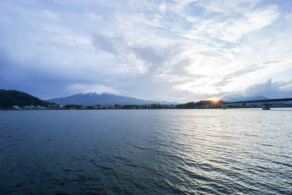 Lago Kawaguchiko ao pôr-do-sol com cenário de montanha Fuji — Fotografia de Stock