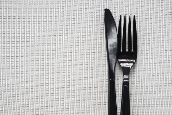Ізольована пара пластикової виделки і ножа з білим тлом — стокове фото