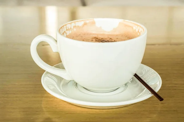 Xícara branca de chocolate quente na mesa de madeira — Fotografia de Stock