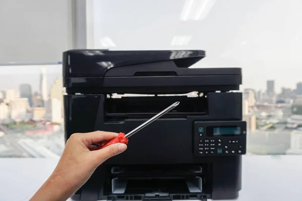 Servis mühendisi tutun tornavida onarım yazıcı için