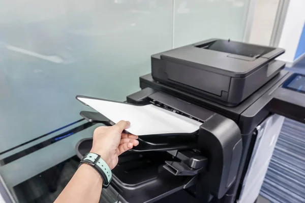 Τοποθετήστε χαρτί στον τροφοδότη εκτυπωτή γυναίκα — Φωτογραφία Αρχείου
