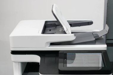 iş belgeleri yazdırmak için çok işlevli ofis yazıcısı kapatın