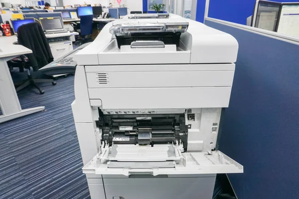 Închideți tava de imprimantă pentru inserarea foii de hârtie cu focalizare selectivă — Fotografie, imagine de stoc