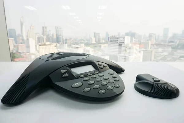 Nahaufnahme IP-Konferenztelefon mit drahtlosem Lautsprecher auf dem Tisch für Besprechungen — Stockfoto