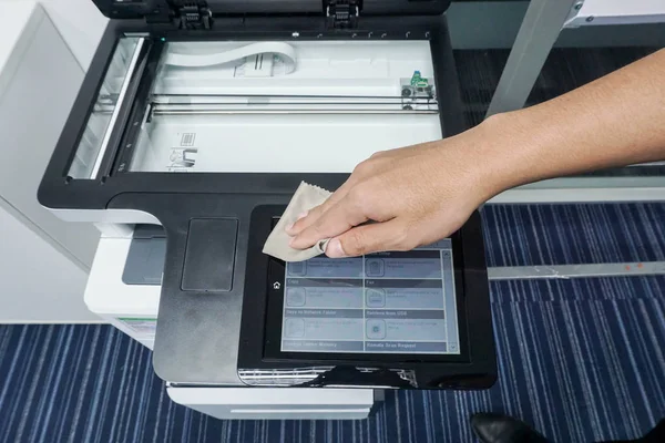 Close-up homem limpar tela sensível ao toque de impressora de escritório — Fotografia de Stock