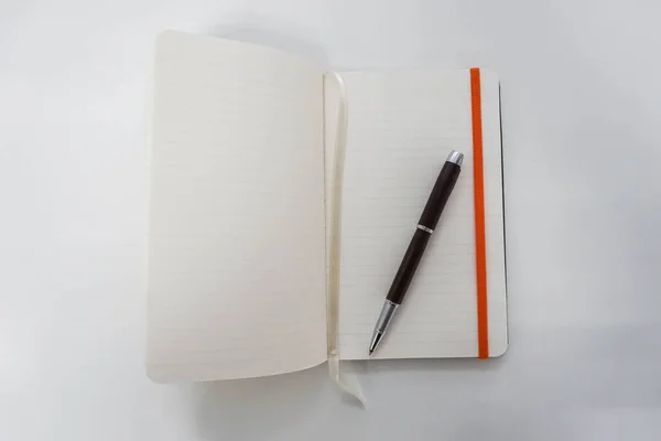 ノートとペンはビジネス会議を取るため孤立したモックアップ — ストック写真
