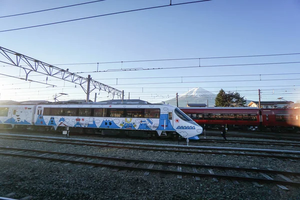 Niedliches Design eines Eisenbahnzuges mit Linsenschlag am Bahnhof von Kawaguchiko am 4. Dezember 2016 — Stockfoto