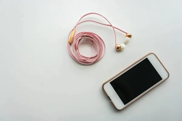 pembe kulaklık ile izole smartphone