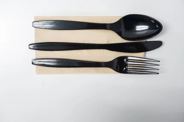 Ізольований набір ложки, виделки і ножа на обідньому столі — стокове фото