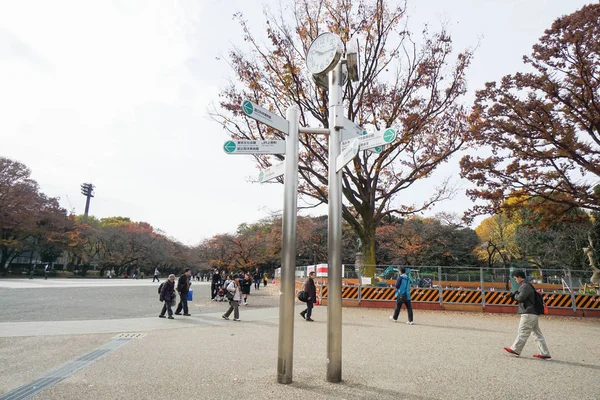 Guía en el parque de Ueno tomada en Tokio el 3 de diciembre de 2016 —  Fotos de Stock