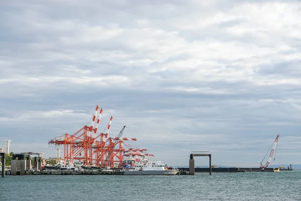 港口起重机在 2016 年 12 月 2 日在日本横滨港采取 — 图库照片