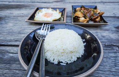 fincan fesleğen ve ahşap masa üzerinde kızarmış yumurta kızarmış tavuk pilav