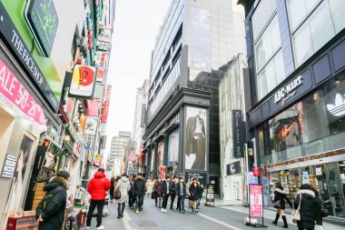 insanlar Myeongdong Seul'de gerçekleştirilen hafta sonları alışverişe gitmek