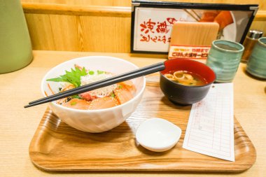 japonya'da çekilen ahşap tepsi üzerinde sashimi kase 2 Aralık 2016