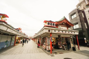 Senso-Ji Tapınağı Tokyo Japonya'nın 4 Aralık 2016 çekilen Hatıra ve Gıda Mağazalar
