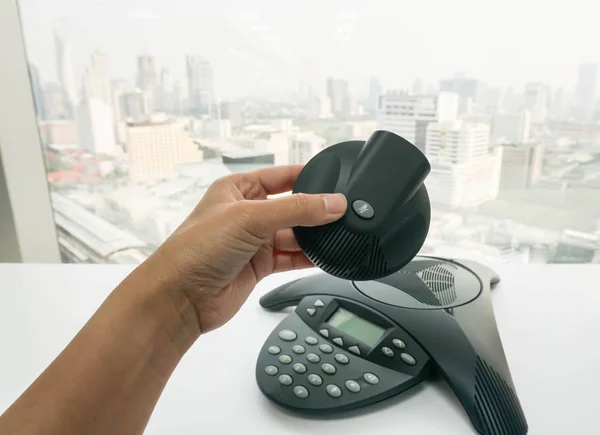 Fechar empresária usar conferência telefone IP para reunião com a equipe regional — Fotografia de Stock