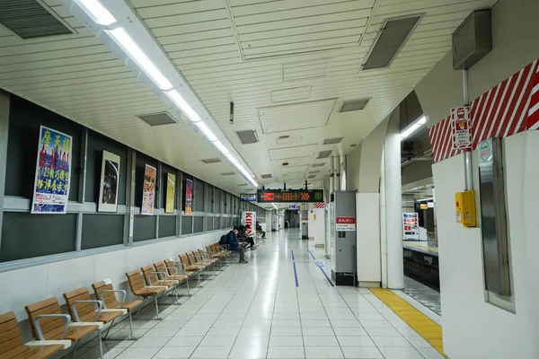 Люди сидят на платформе и ждут поезда Тобу, взятого в Токио — стоковое фото