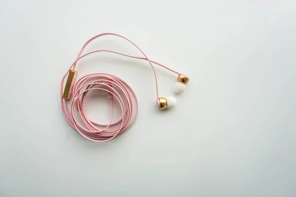 Auriculares rosa lindo aislado para teléfono inteligente —  Fotos de Stock