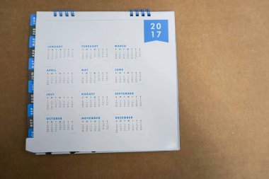 kahverengi arka planda 2017 takvim yakın yukarı