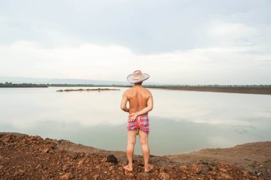 Çiftçi Tarım Nehri yakınında çiftlik alan standında şapka ile