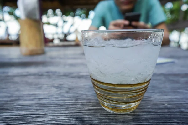 Бокал лемонграсса на деревянном столе в качестве приветственного напитка — стоковое фото