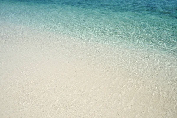 Mavi deniz Adası'nda küçük rüzgar dalgaları ile temizleyin — Stok fotoğraf