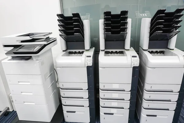Чотири принтери в офісі готові для ділових документів — стокове фото