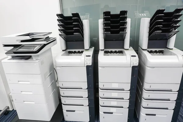 dört yazıcı makineleri Office iş belgeleri için hazır