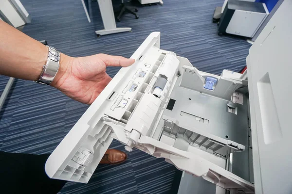 Fechar empresário puxar bandeja de impressora de escritório para folha de papel de entrada — Fotografia de Stock