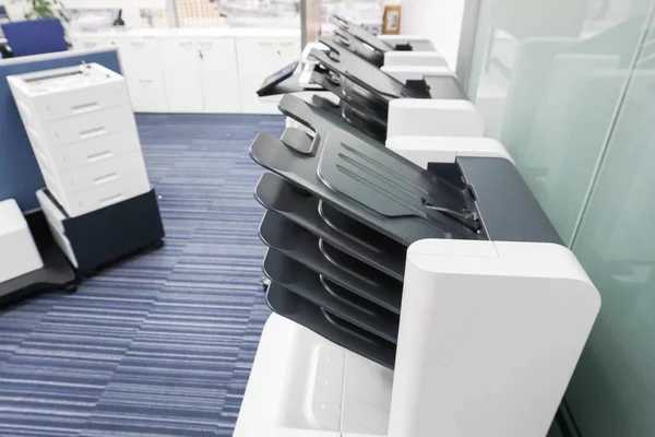 Office'teki birçok çıktı besleyici ile modern yazıcı makinesini kapat
