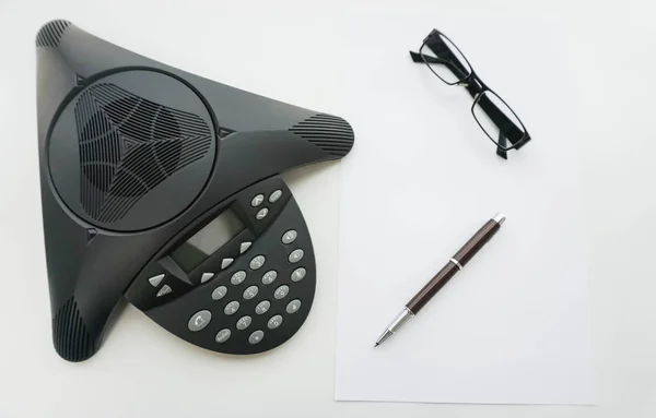 VoIP IP konferans telefon ile gözlük ve kalem izole Üstten Görünüm