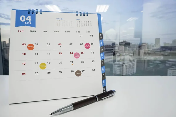 Treffen und Termin im April-Kalender markieren und notieren — Stockfoto