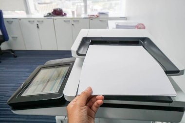 işkadını taramak için yem yazıcı A4 kağıt tabaka sahte koymak