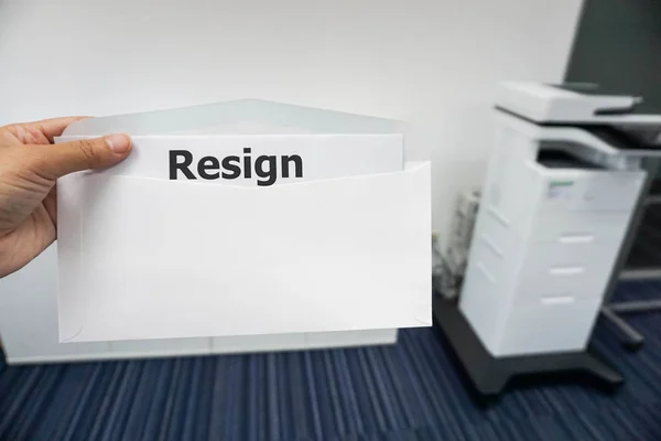 Concetto di business delle donne presentare lettera di dimissioni al suo capo in carica — Foto Stock