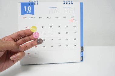 seçici odak kadınların eğitim, doğum günü partisi ve Ekim takvim günü akşam yemeği için planlayıcısı çıkartması