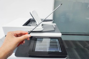 Servis mühendisi sol el bakım için tornavida tutun ve office yazıcı tamir