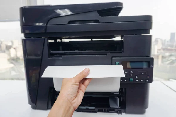 Donna ufficiale tirare i documenti aziendali stampati dalla stampante ufficio multifunzionale — Foto Stock