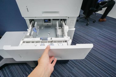 kadın sol el çekme boş yazıcı tepsisine Ekle kağıt levha için yukarıya kapatmak