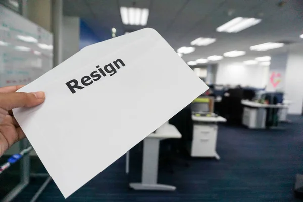 Concetto di uomini d'affari presentare lettera di dimissioni in carica — Foto Stock