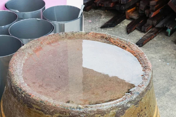 Clear water on the upside down ceramic jar — Stock Photo, Image