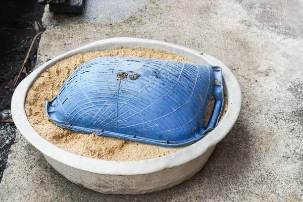Εσωτερικη hod και της άμμου σε ανοξείδωτο κάδο σε τσιμεντένιο πάτωμα — Φωτογραφία Αρχείου